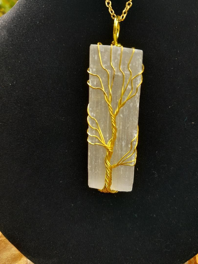 Pendentif Sélénite brut avec son arbre de vie avec une chaine en acier inoxydable