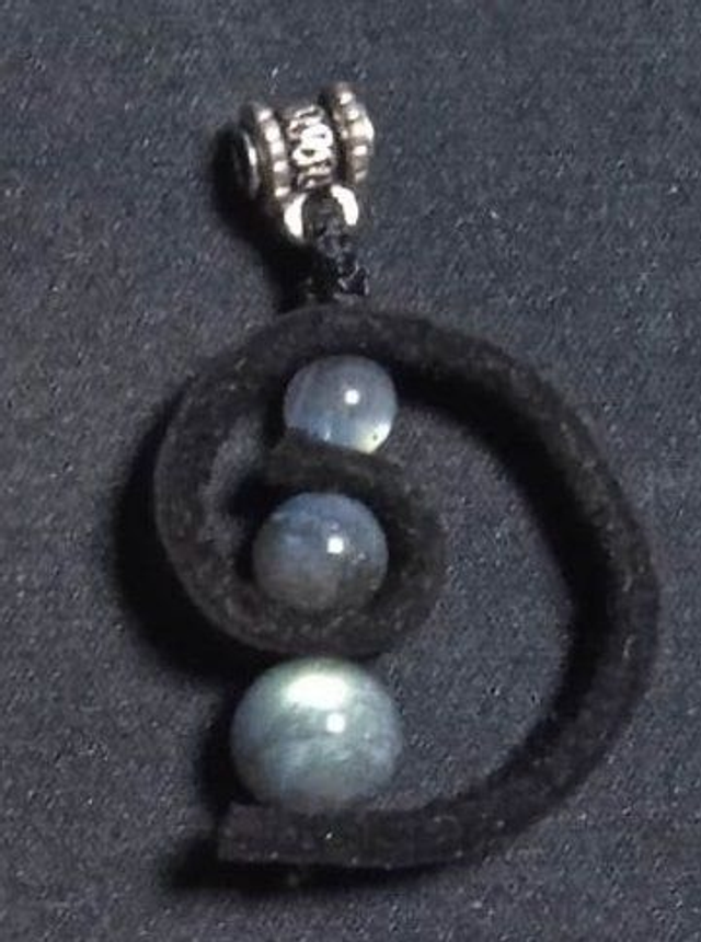 cuir noir et labradorite (collier) 