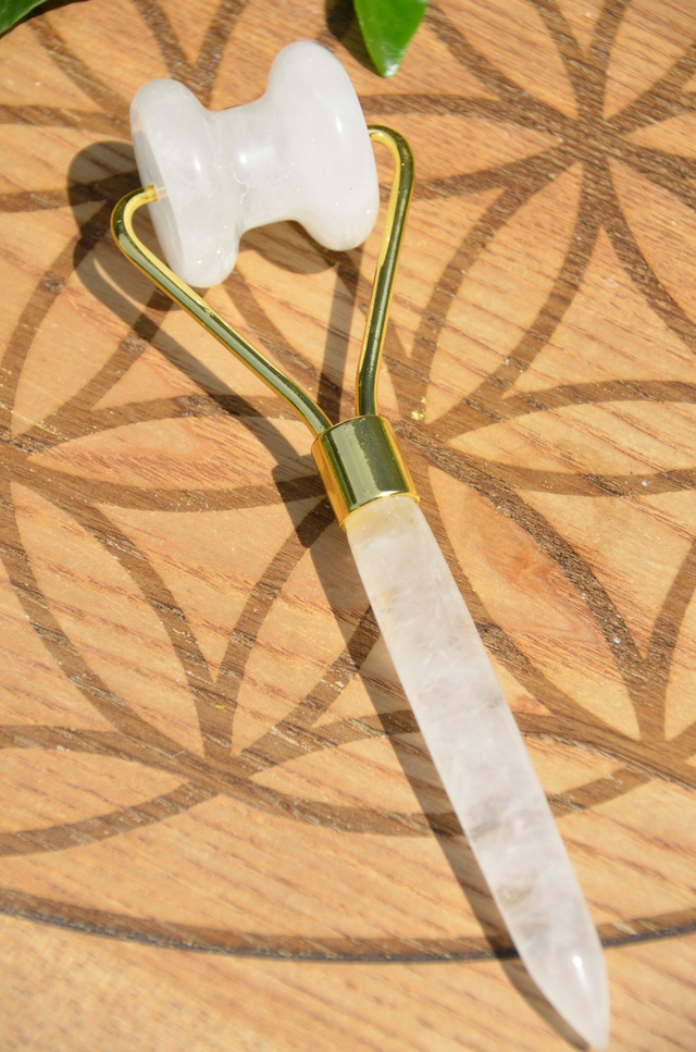 Rouleau de massage visage Cristal de roche métal couleur or