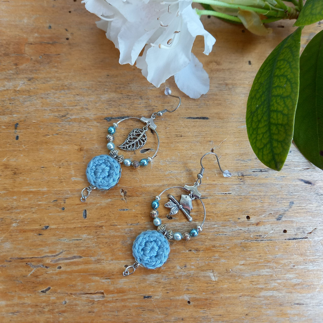 Boucles d&#039;oreille asymétriques L&#039;arrivée du printemps - Bleues