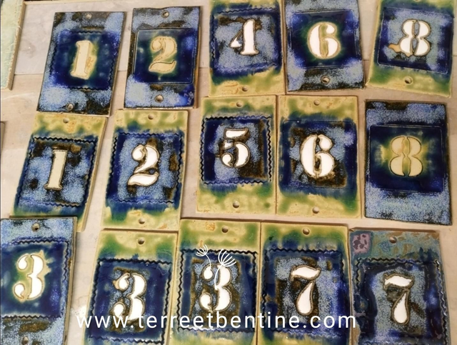 1 CHIFFRE - TYPO blanche"  incisée " - Plats