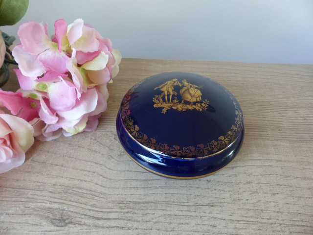 Boîte à bijoux ancienne en porcelaine Limoges – Bleu de four, décor galant doré – Vintage romantique, raffiné, France, déco shabby chic