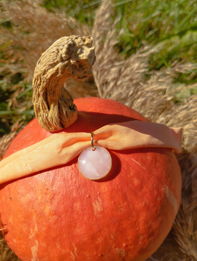 Bracelet large en tissus avec médaille artisanale - motif citrouille