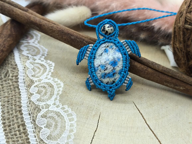 Collier pendentif tortue bleue pierre jaspe K2