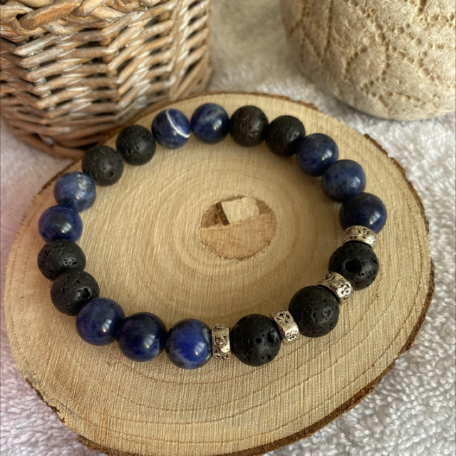 Sodalite et lave.