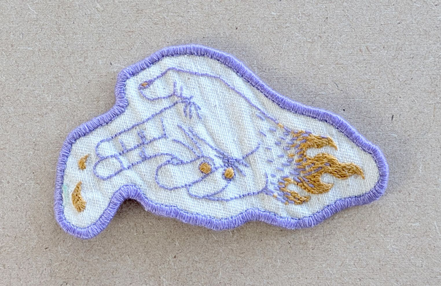 Broderie thermocollante fait main - Le pistolet Joyeux - 9,8 x 5,2 cm