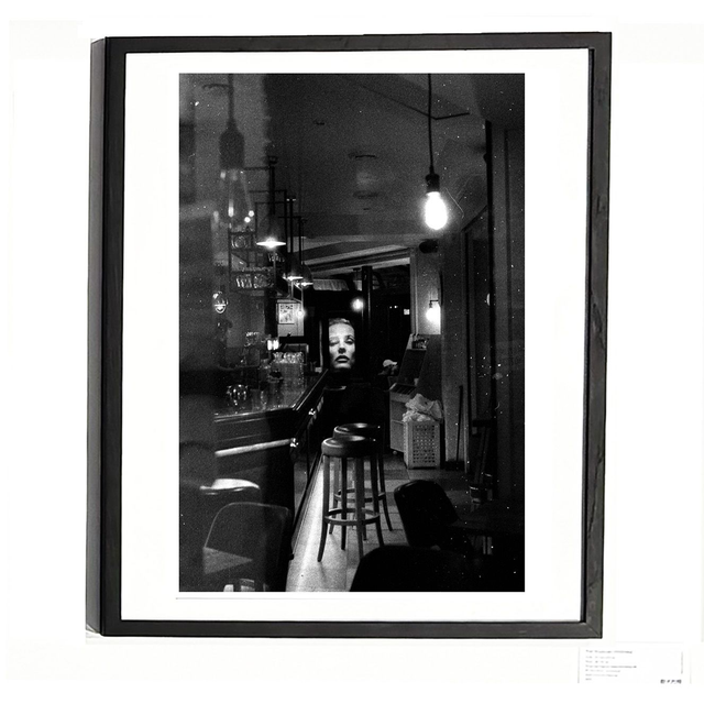 « Le mannequin » - tirage argentique cadre bois de chêne noire 40 x 30