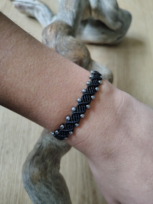 Bracelets en macramé et perles d'hématite