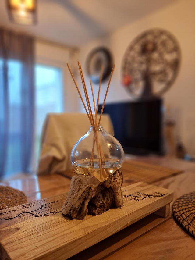 Diffuseur de parfum en verre soufflé recyclé sur racine de teck