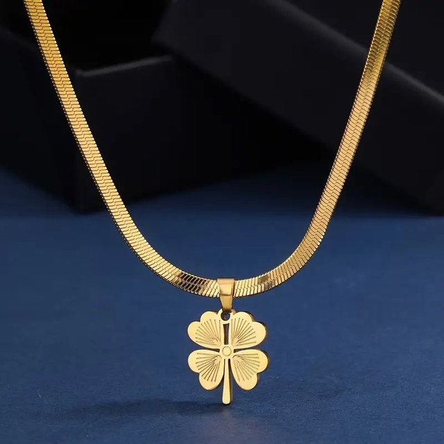 Collier Chaîne Serpent en Acier Inoxydable Plaqué Or 18K avec Pendentif Trèfle Porte-Bonheur 