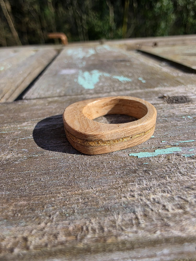 Bague en bois de chêne et dorure
