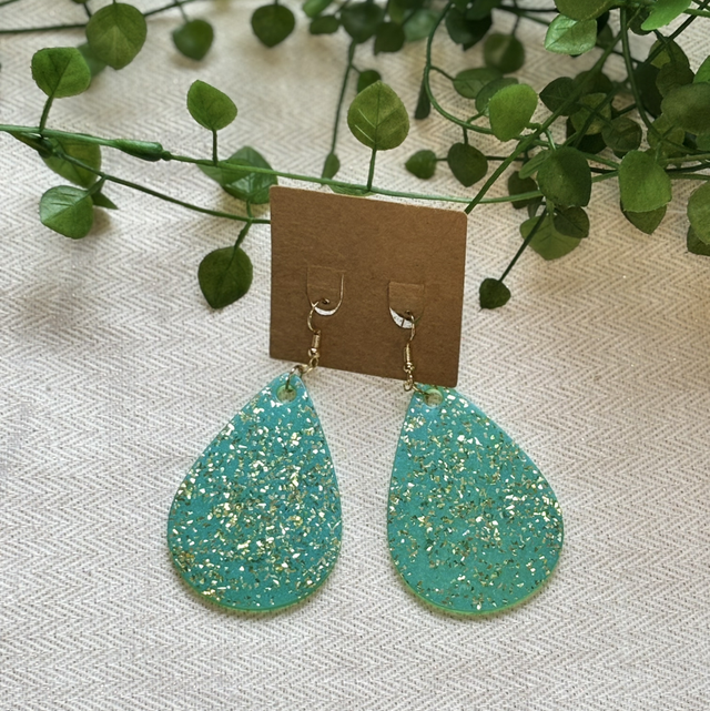 Boucles d’oreilles résine vertes et dorées 