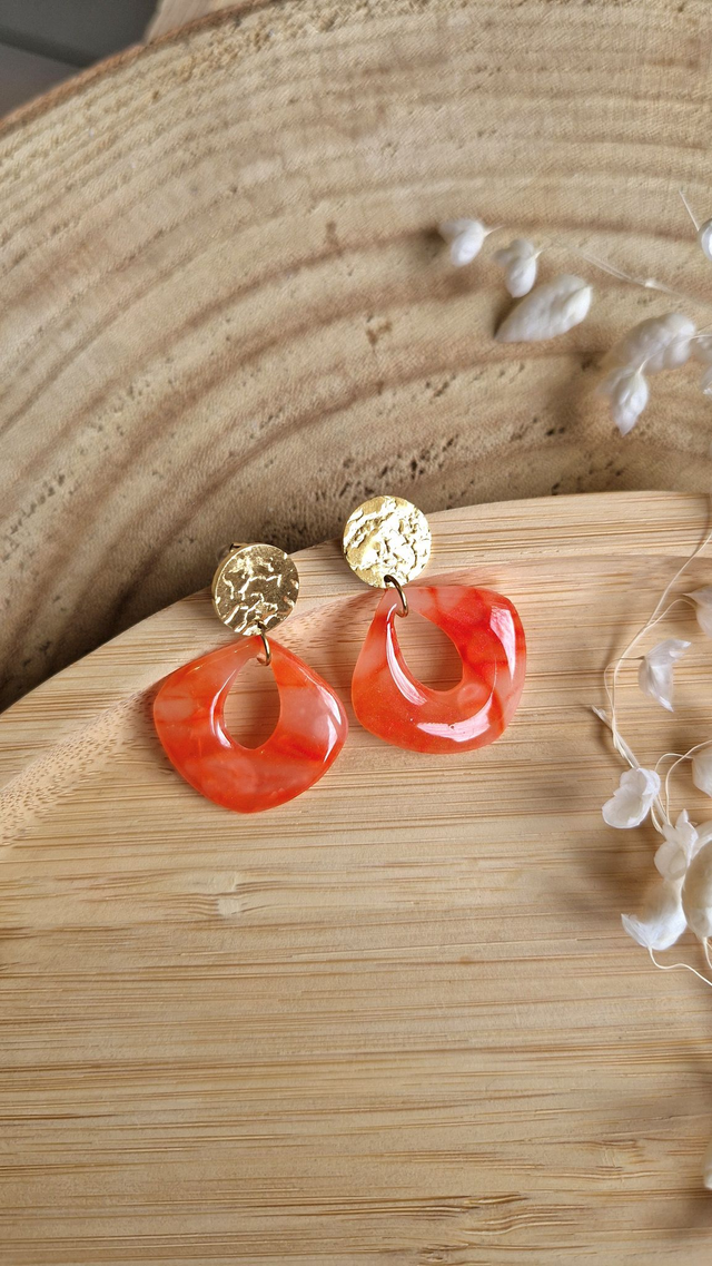 Pétillante – Collection rouge translucide – Boucles d’oreilles artisanales en pâte polymère et résine