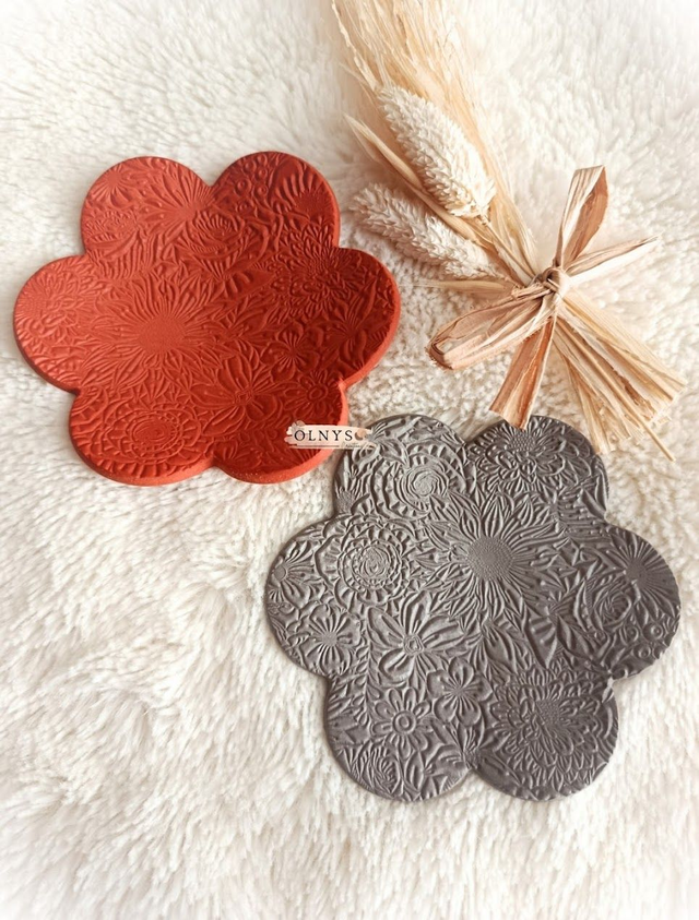 Coupelle porte bijoux en argile couleur terracotta motif floral en relief / Vide-poche