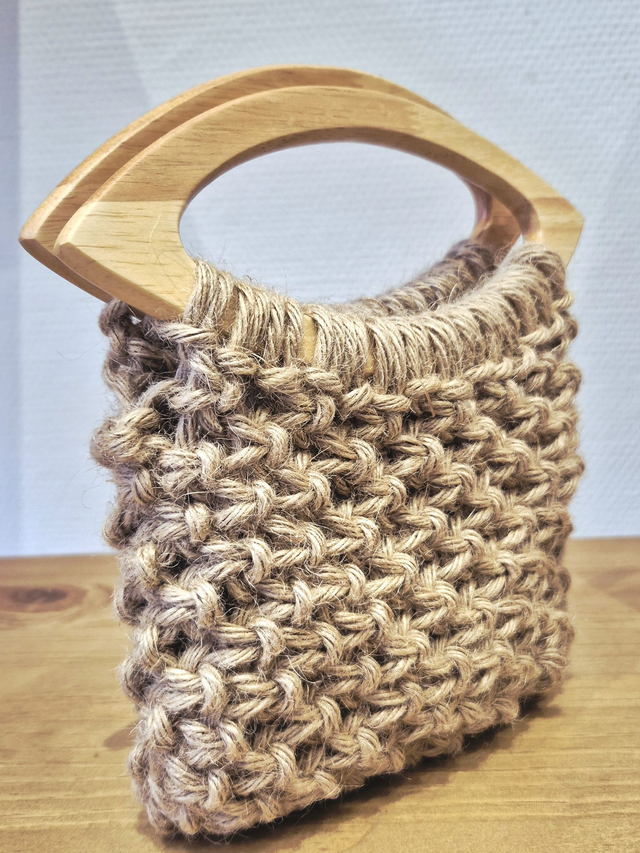 Petit sac artisanal en jute avec anses en bois – Fait main en boutique
