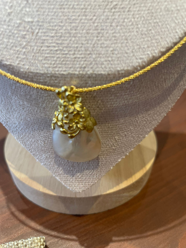 Collier pendentif nacre naturelle doré – Collection NUDE