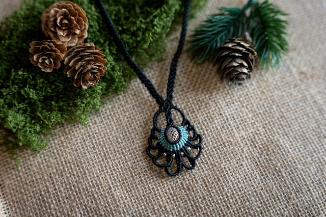 Parure de bijoux en micro-macramé noir et bleu et perles argentées