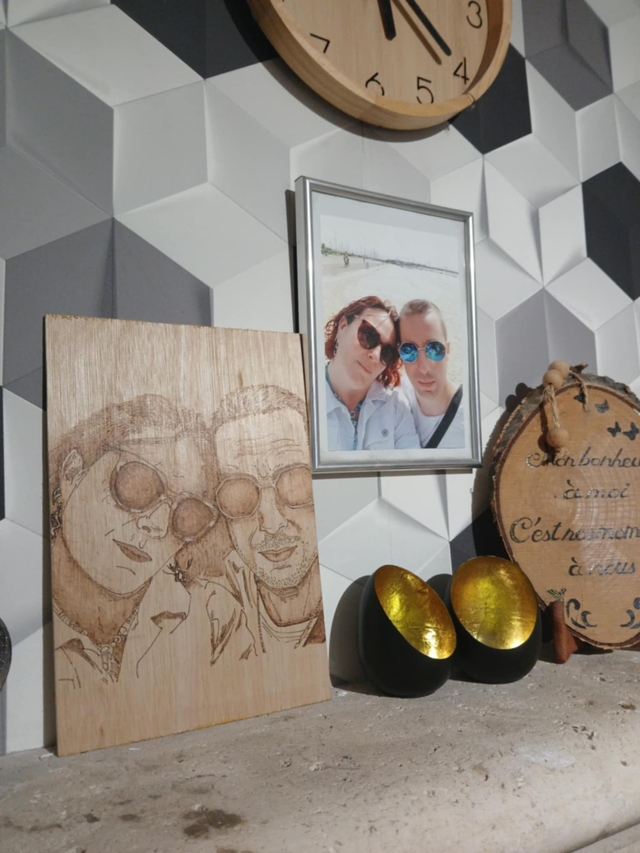 Portrait pyrogravé à la main sur bois – Création artisanale ELLUMINE