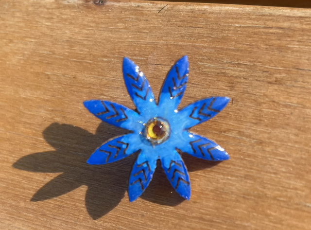 Broche fleur bleue