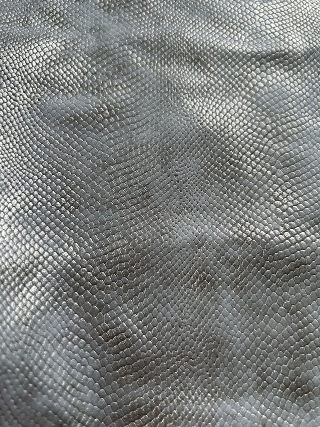 Chute de cuir beige doré imitation serpent 