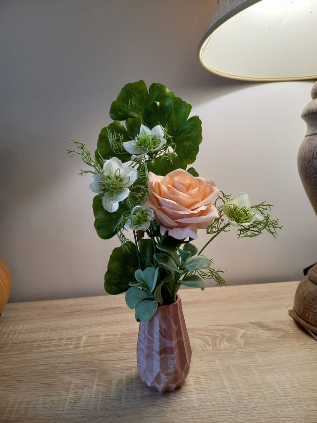 Vase à facettes avec fleurs intemporelles