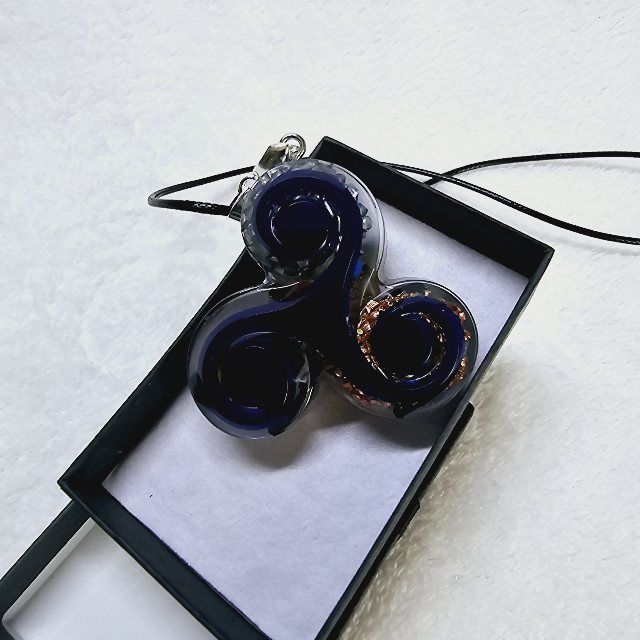 Pendentif orgonite Artpim triskèle bleu 