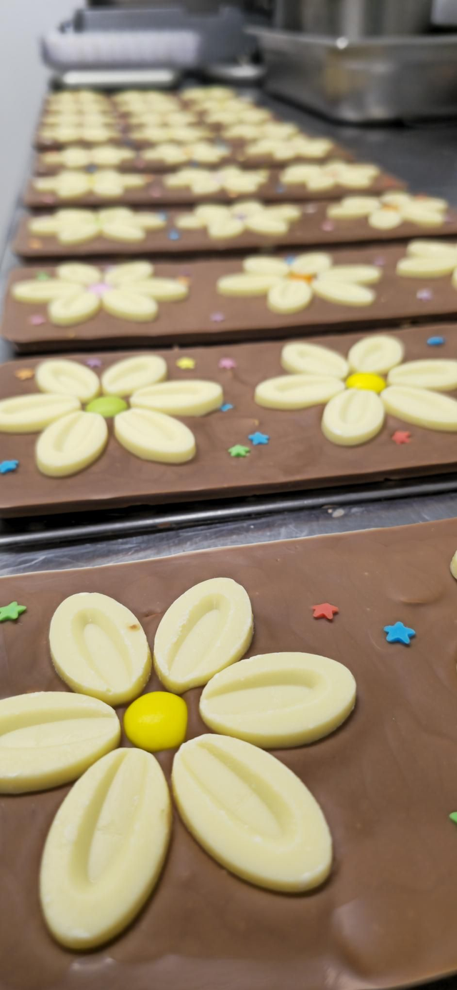 Milk chocolate Bar with Roasted almond flakes 350gr.