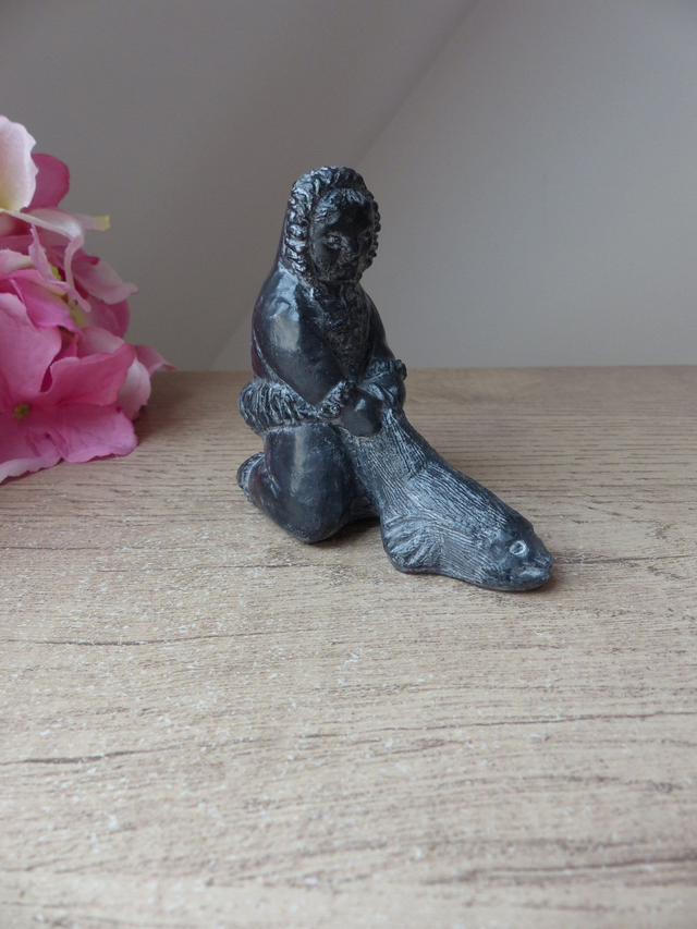 Sculpture vintage Inuit pêcheur avec poisson en pierre de savon – Wolf Original Canada – Art autochtone canadien – Figurine artisanale