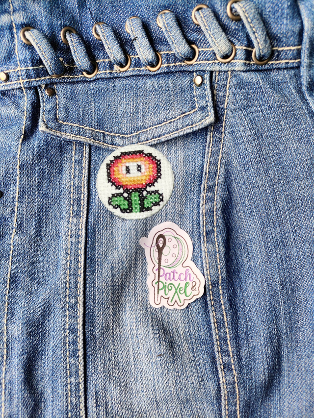 Fleur Mari0 Badge ou porte clé brodé à la main pixel art 