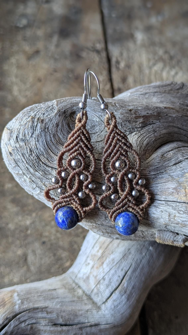 Boucles d&#039;oreilles élégantes en macramé, pierres fines et acier inoxydable