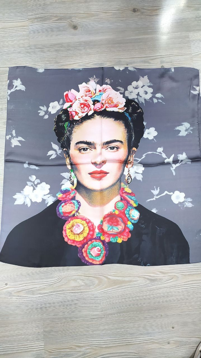 Foulard quadrato Frida Kahlo grigio