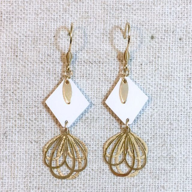 Boucles d’oreilles « Madrigal » dorées, cuir blanc