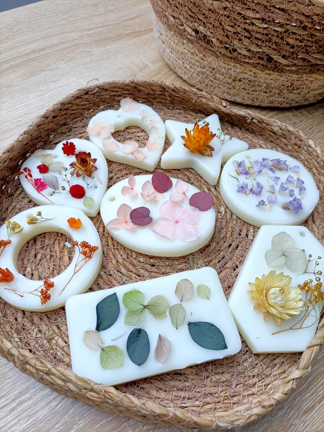 Suspension parfumée en cire végétale et fleurs séchées / stabilisées