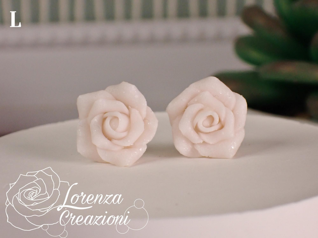 Orecchini a lobo rose bianche glitterate