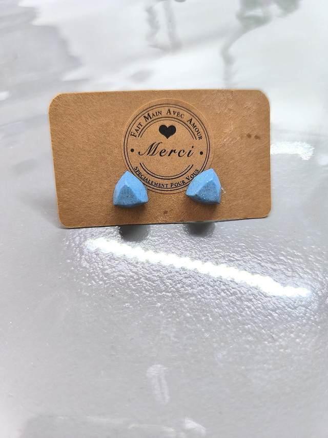 Petites boucles d'oreilles triangle bleu ciel pailletté 