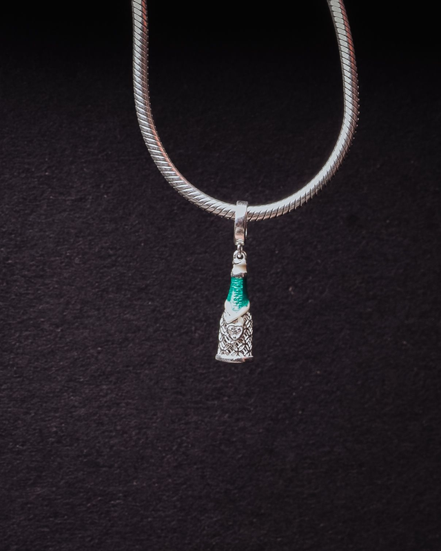 Berloque prata champanhe trabalhado vazado