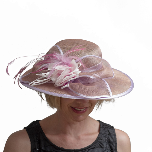 Juhlahattu roosan ja vaalean sävyinen kukkasoimisteella