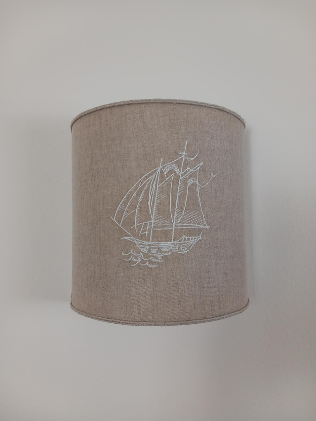 Applique murale lin brodé &quot;Caravelle&quot; électrifiée demi-cercle