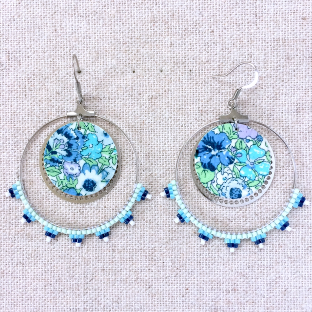 Boucles d’oreilles « Oratorio » argentées, tissu fleuri bleu, vert et blanc, tissage miyuki sur créole