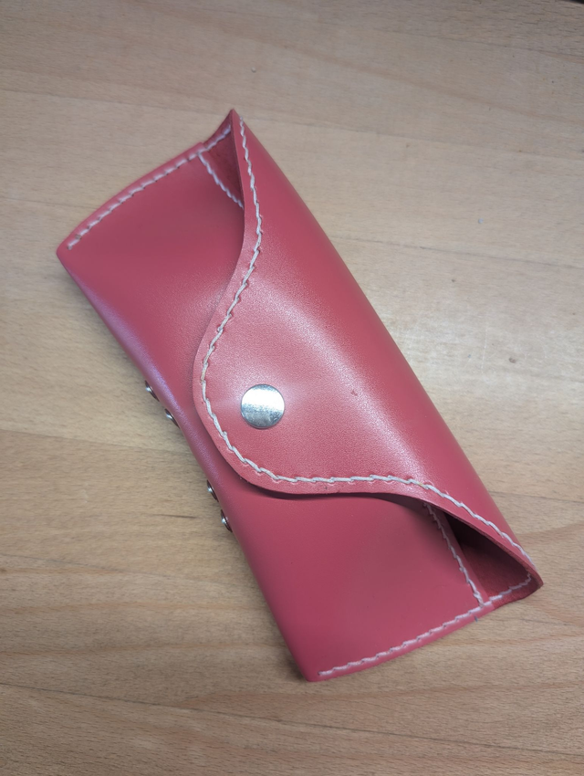 Etui à lunette rose.