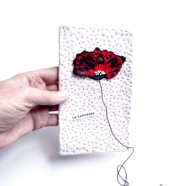 Fleur brodée rouge et blanc, art mural textile, ex-voto fleur rouge