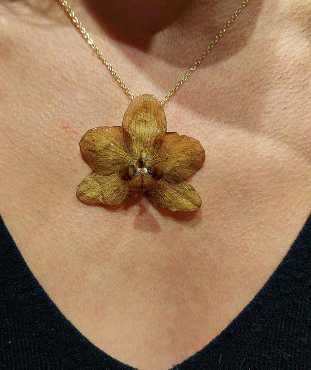  Collier Orchidée – Bijou floral fait main finition argentée