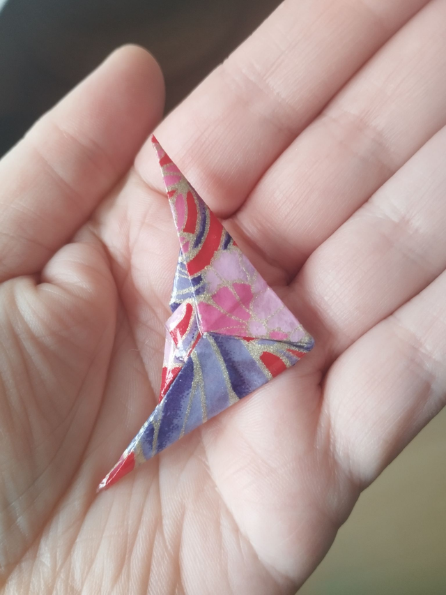 Broche cerf-volant rouge/ violet à motifs floraux