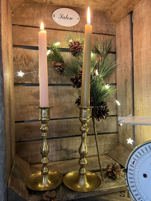 ERNEST - Paire de bougeoirs anciens en laiton