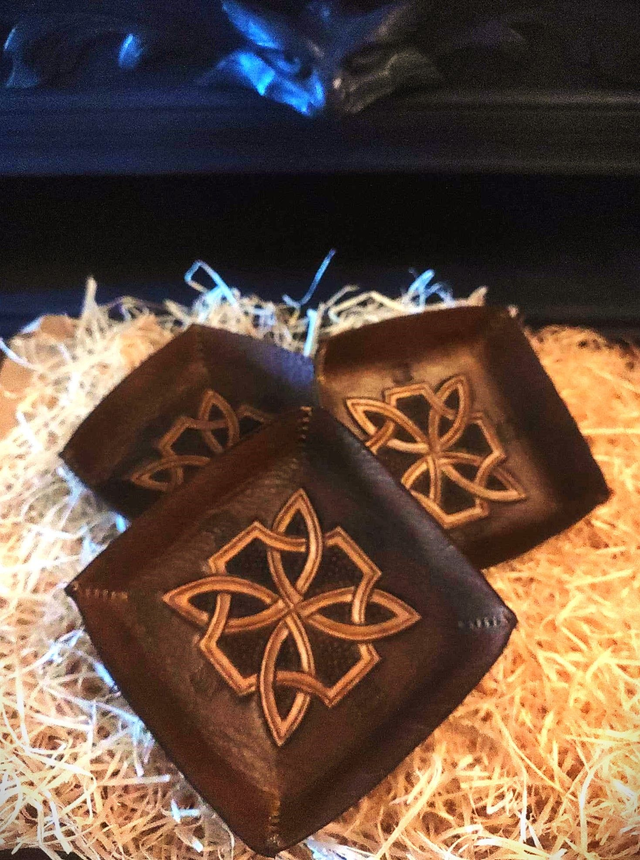 Vide-poche en cuir repoussé, à entrelacs