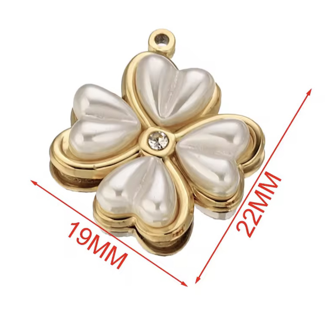 Charm Quadrifoglio base gold e madreperla 
