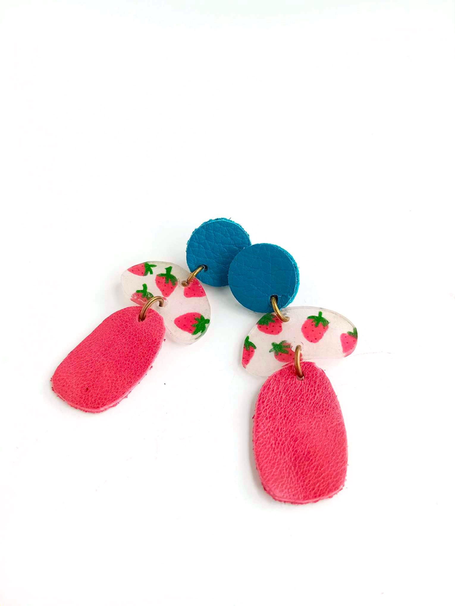Boucles d&#039;Oreilles Inspiration Années 70 - Chutes de CUIRS et PLASTIQUE FOU - Fraises - Pièces Artisanales et Uniques 