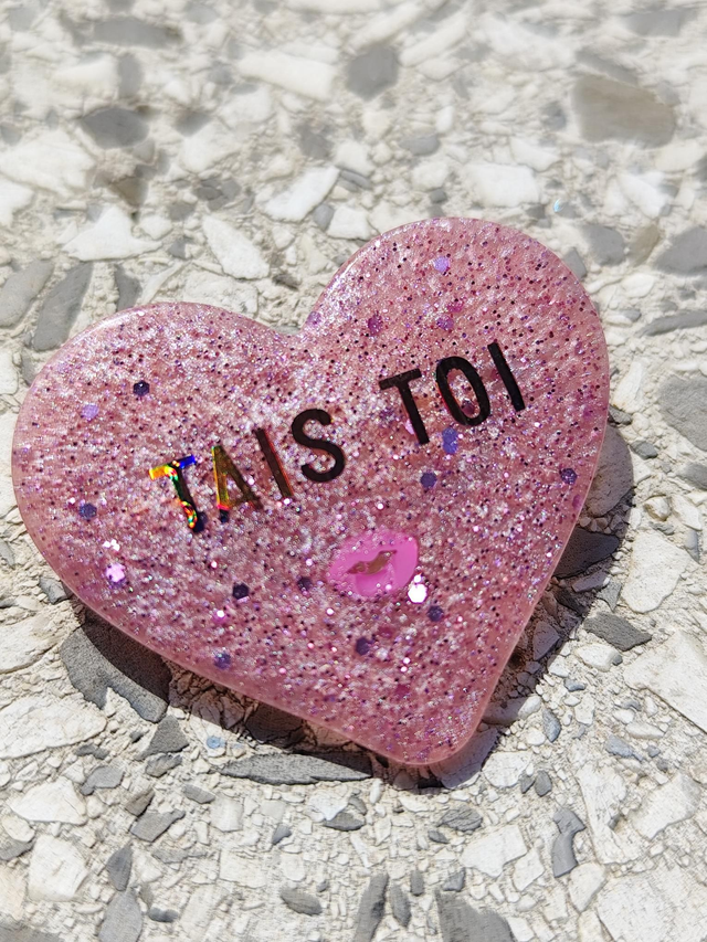 Broche cœur à paillettes - message : TAIS TOI 