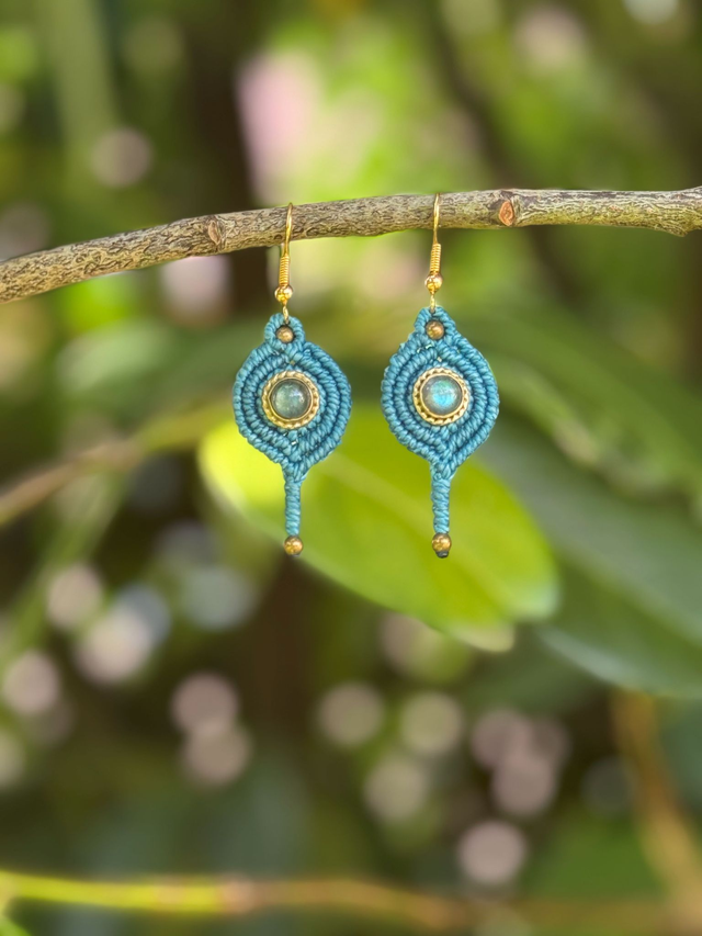 Boréale - Boucles d’oreilles micro-macramé et labradorite / Collection Céleste