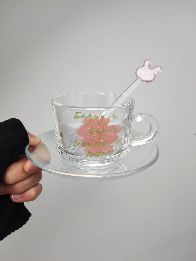 Tasse à café et soucoupe en verre nacré avec message et melangeur lapin